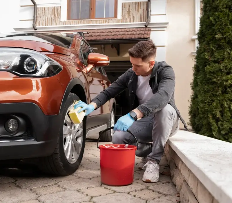 Lavage auto à domicile Montrevault-sur-Èvre : professionnel intervenant sur un véhicule